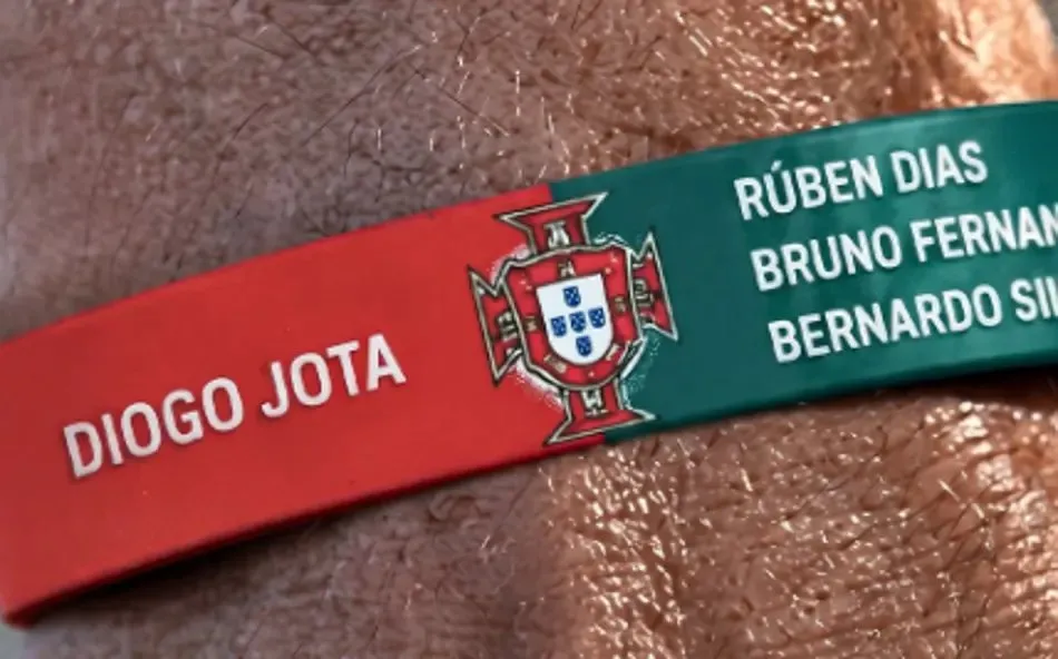 Uma pulseira com o nome de Diogo Jota será utilizado pelo elenco da seleção de Portugal