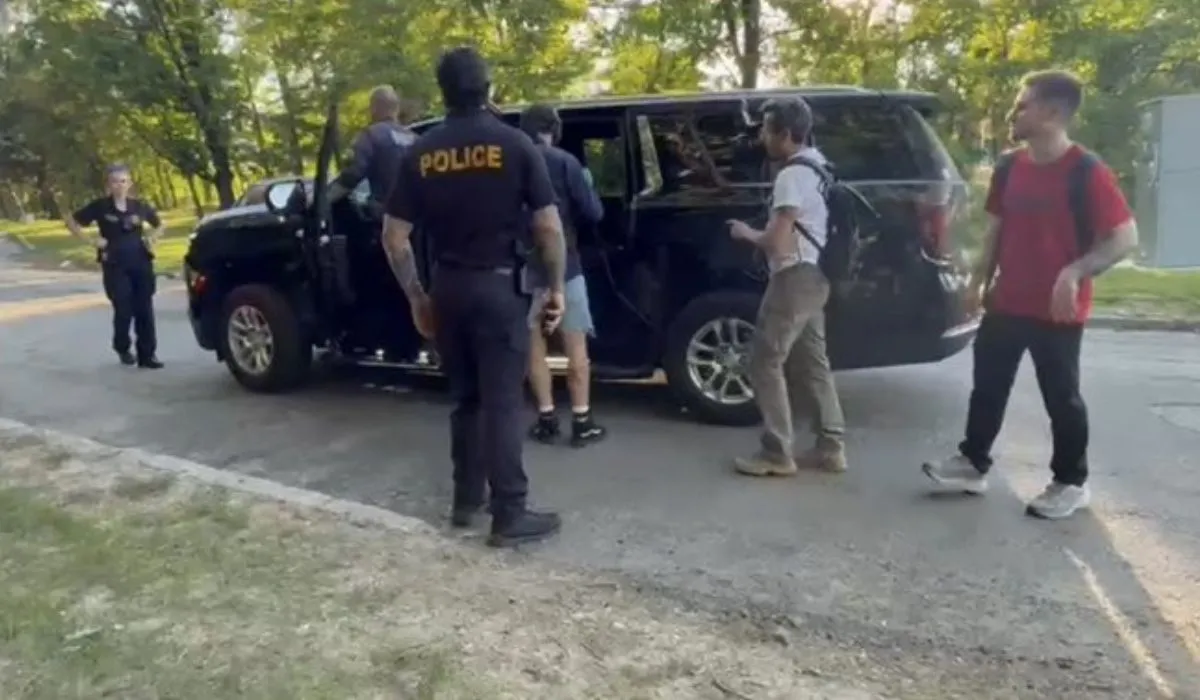 Defante sendo encaminhado para uma viatura da polícia americana