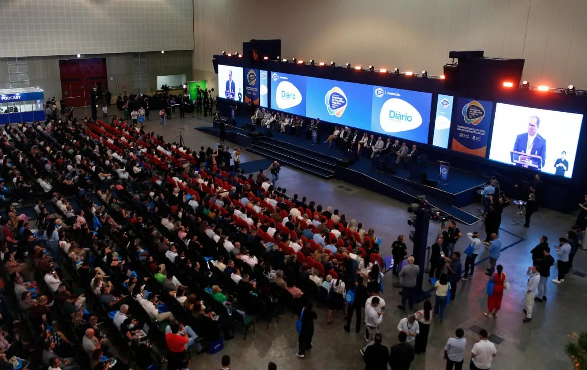 Imagem mostra palco e plateia do Seminário de Prefeitos 2026.