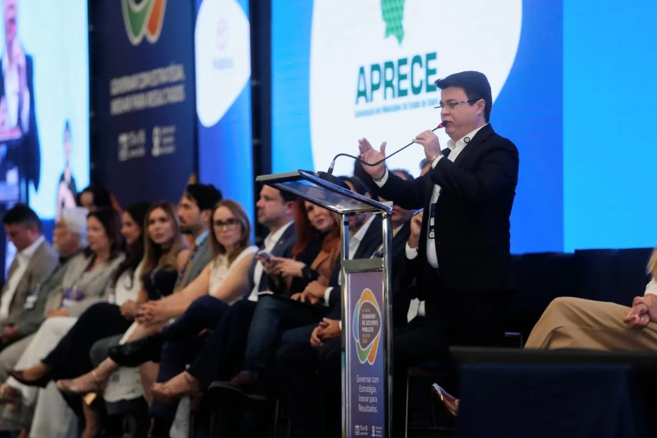Presidente da Aprece, Joacy Júnior, durante discurso na abertura do Seminário de Gestores Públicos.