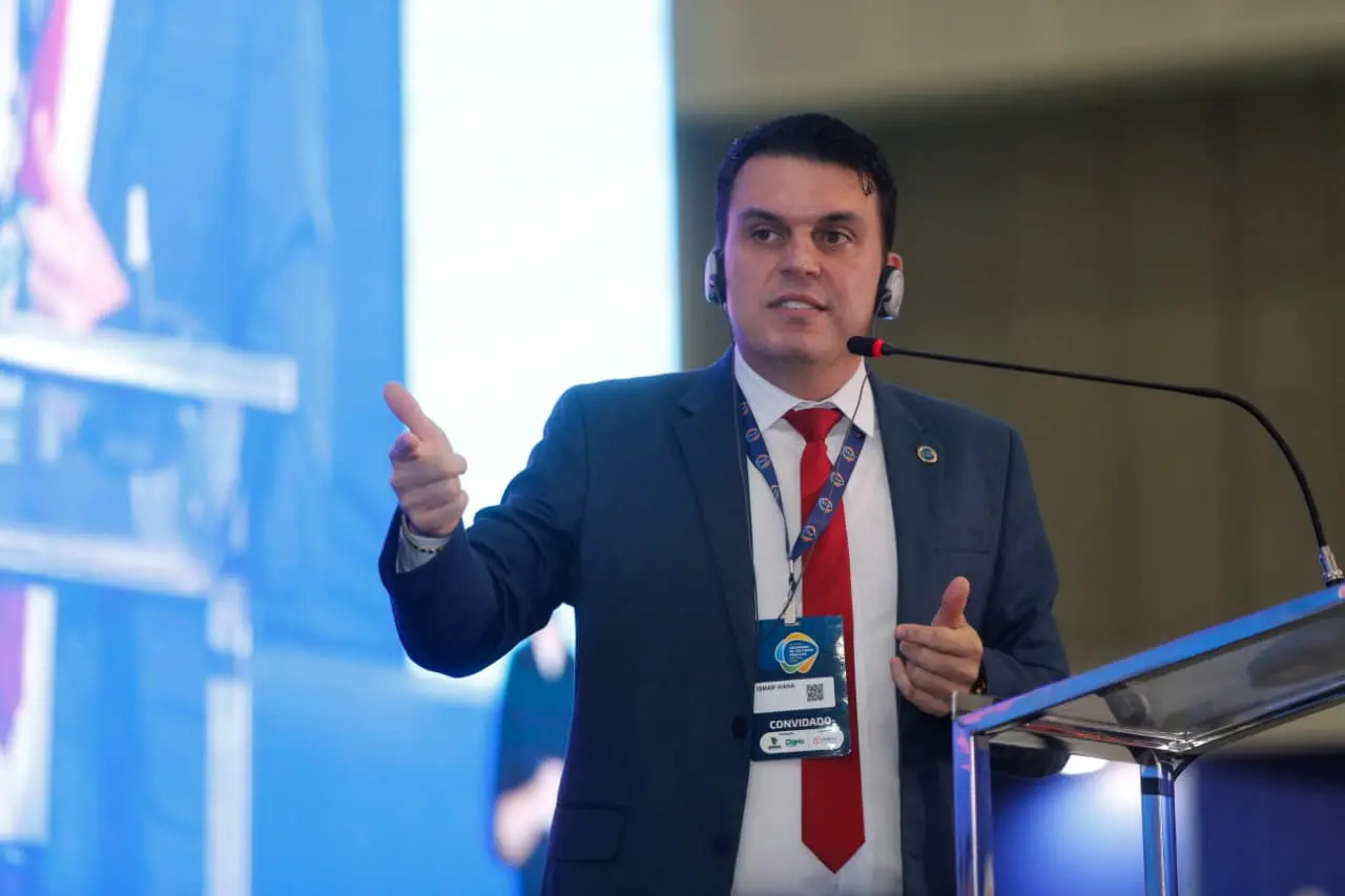 Foto do professor Ismar Viana no Seminário de Gestores Públicos - Prefeitos 2026.