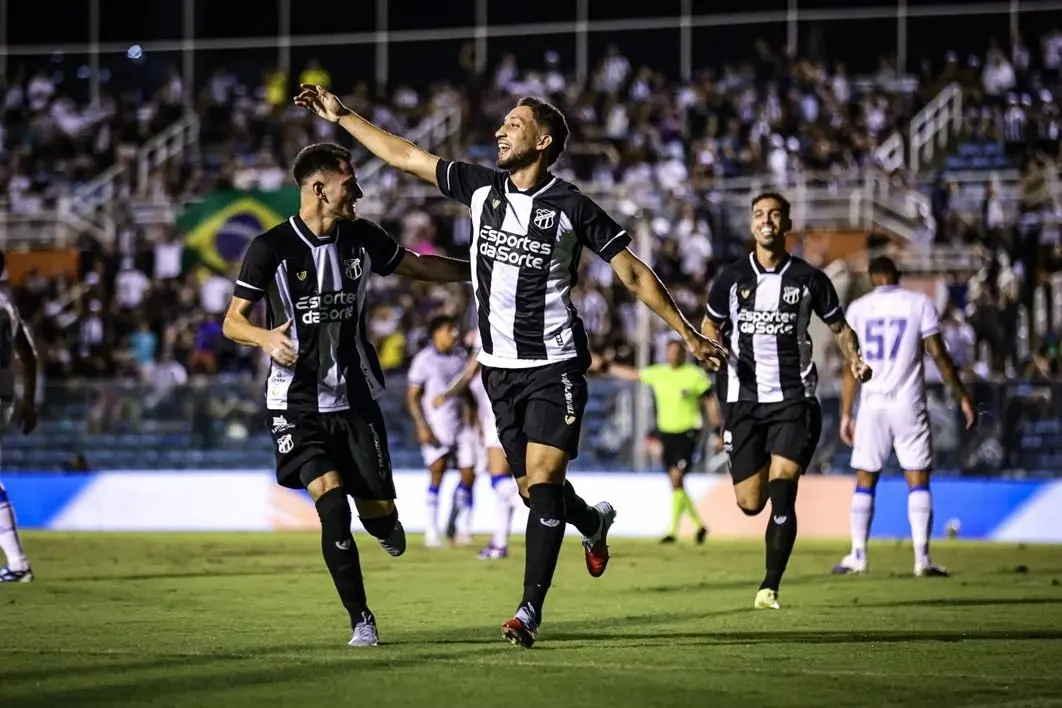 Elenco do Ceará comemora gol