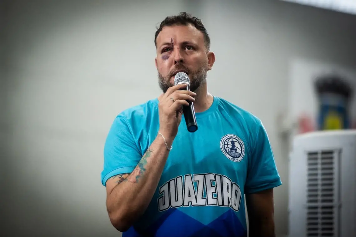 Professor fala em missa.