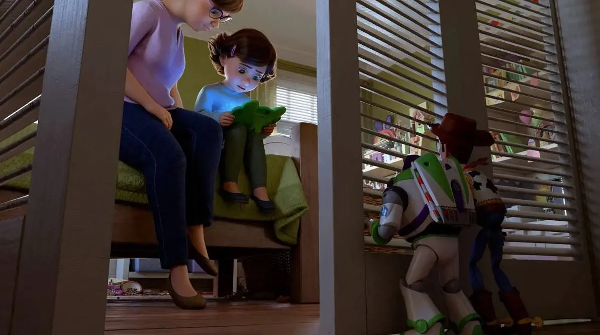 Cena animada em quarto infantil mostra uma criança sentada na cama olhando um tablet verde, ao lado de um adulto, enquanto dois brinquedos observam pela lateral através de uma persiana.