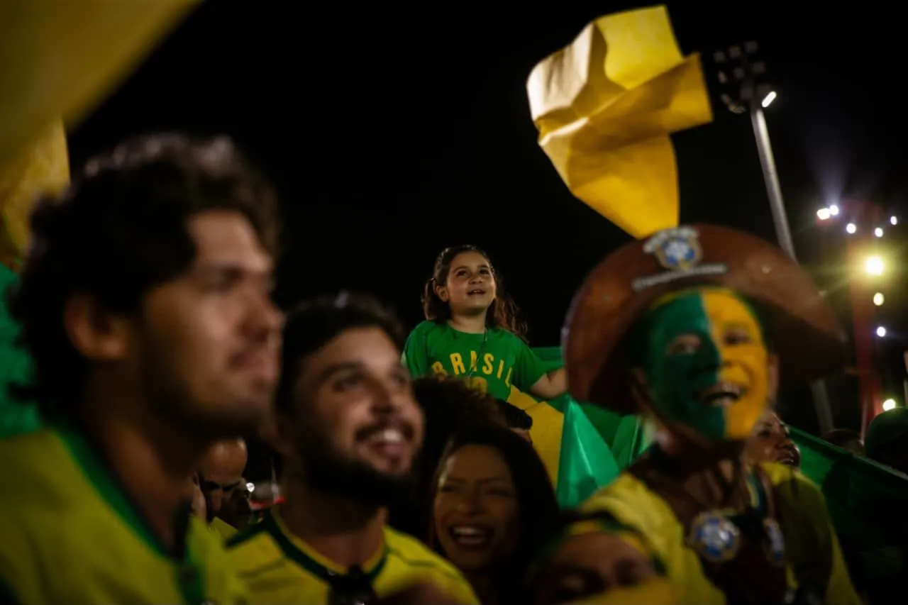 Mesmo sem ter visto o Brasil campeão, nova geração é estimulada a torcer pela Seleção pelos pais e familiares.