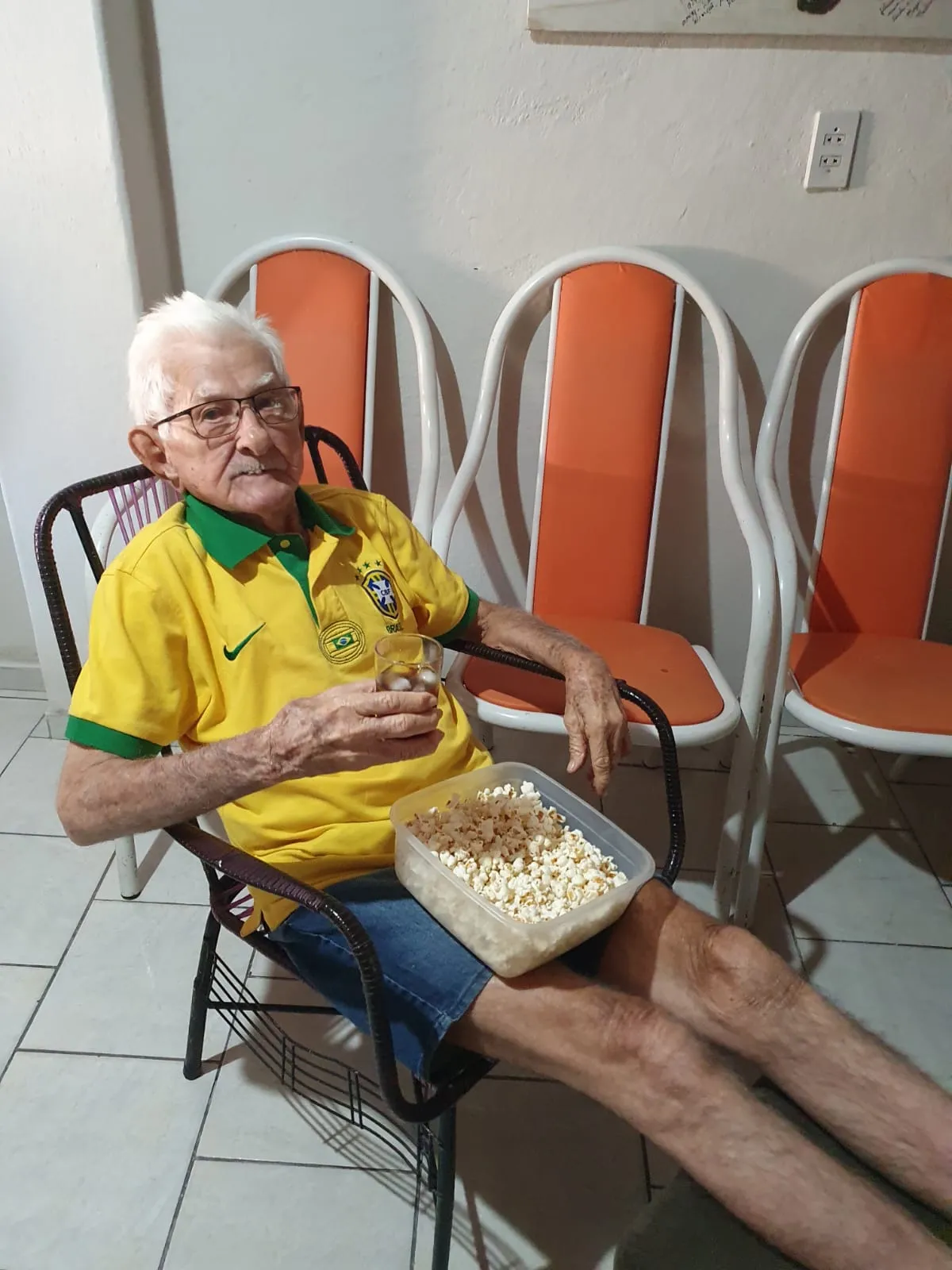 Sentado em cadeira de balanço com pipoca e refrigerante é um dos modos preferidos de seu José Benigno acompanhar as partidas.
