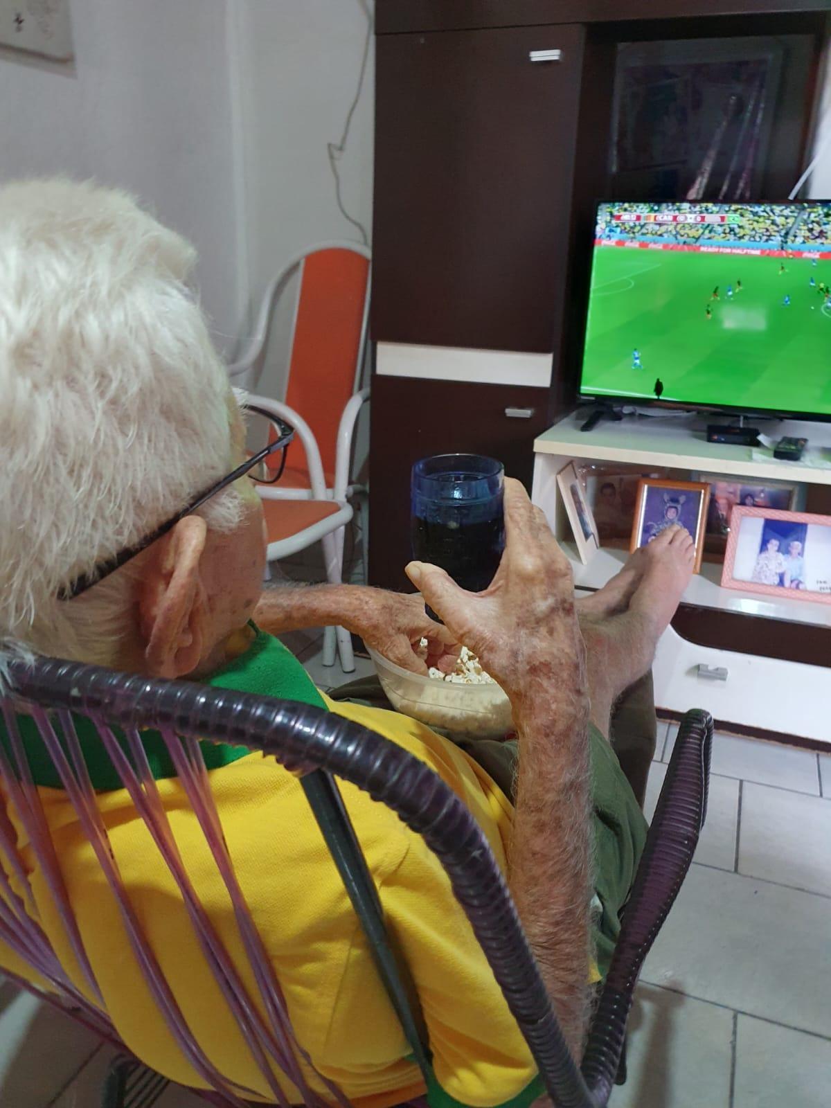 Seu José Benigno inspiriu os 10 filhos, 18 netos e 17 bisnetos a gostar de acompanhar os jogos da Copa.