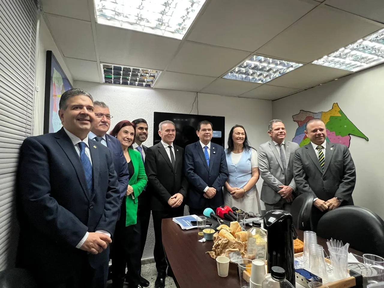Junto a deputados de oposição, Mauro Filho discutiu temas como a proposta orçamentária do governo e segurança pública.