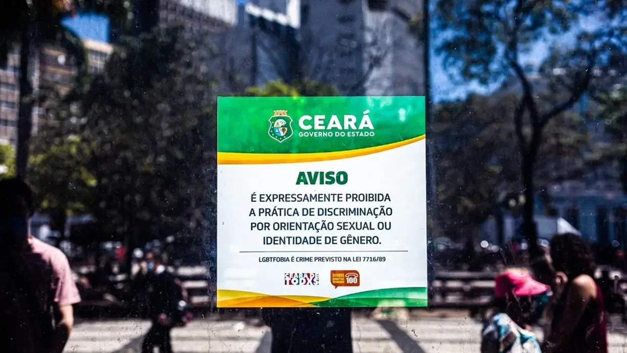 Placas são lei estadual.