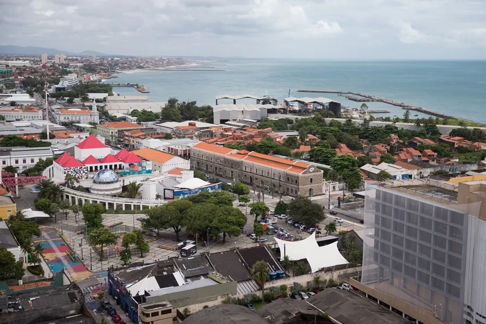 Próximo ao mar, Poço da Draga fica encravado entre vários pontos turísticos famosos de Fortaleza.