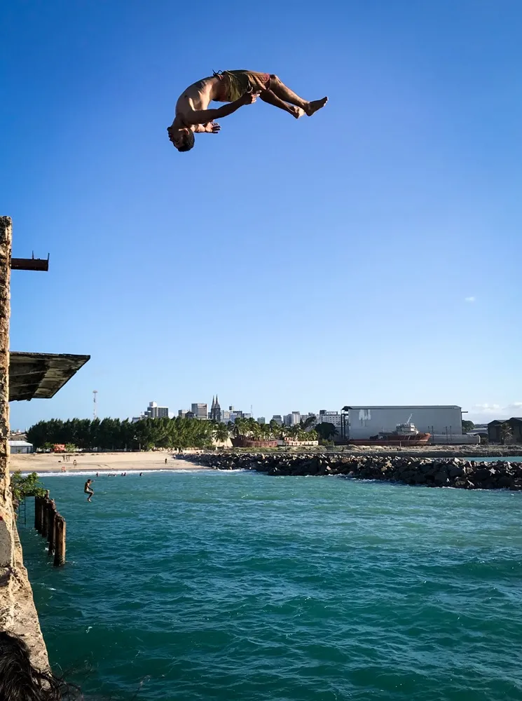 Ao fundo, a comunidade do Poço da Draga, emoldurada por salto da Ponte Velha.