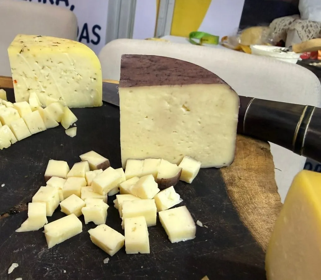 Queijo com vinho é especialidade da Fazenda Carapuça, em Quixeramobim.