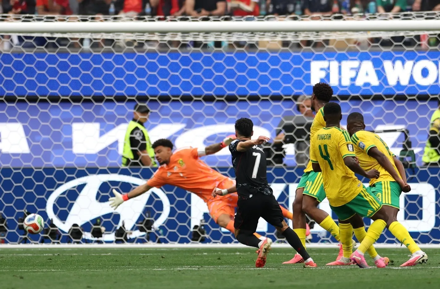 Eustáquio foi o autor do gol da classificação canadense.