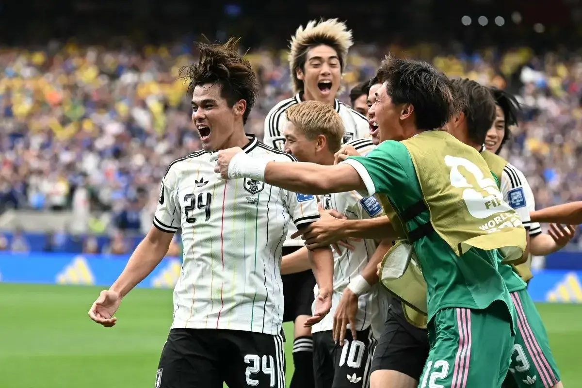 Elenco do Japão comemora gol em partida contra o Brasil na Copa do Mundo 2026.