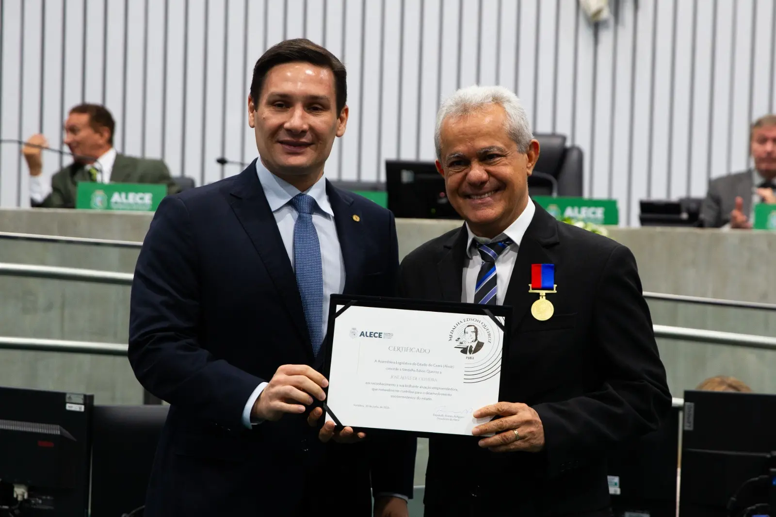 Imagem da notícia CAPTEI: Zenir recebe Medalha Edson Queiroz em solenidade na Alece