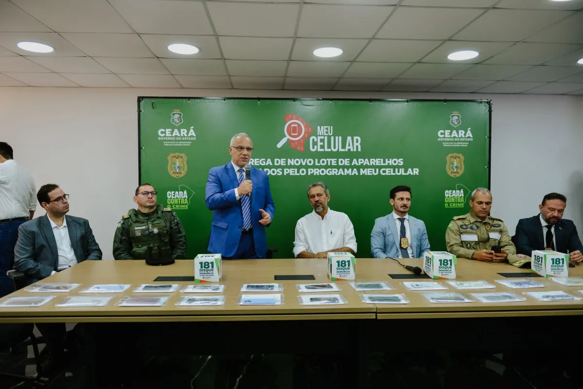 Autoridades apresentaram números de celulares recuperados em coletiva.