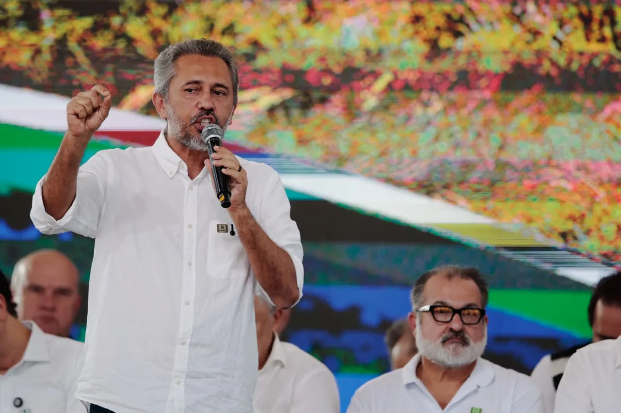 Elmano de Freitas fez referência aos adversários no Estado durante o discurso em Quixeramobim.