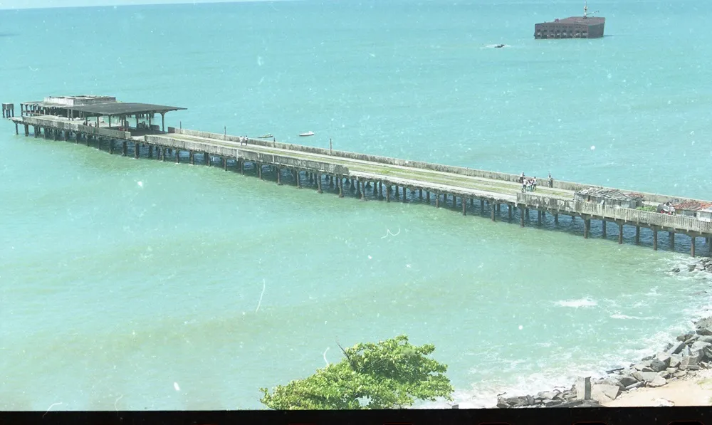 Registro de março de 2004 com toda a extensão da Ponte Metálica ou Ponte Velha.