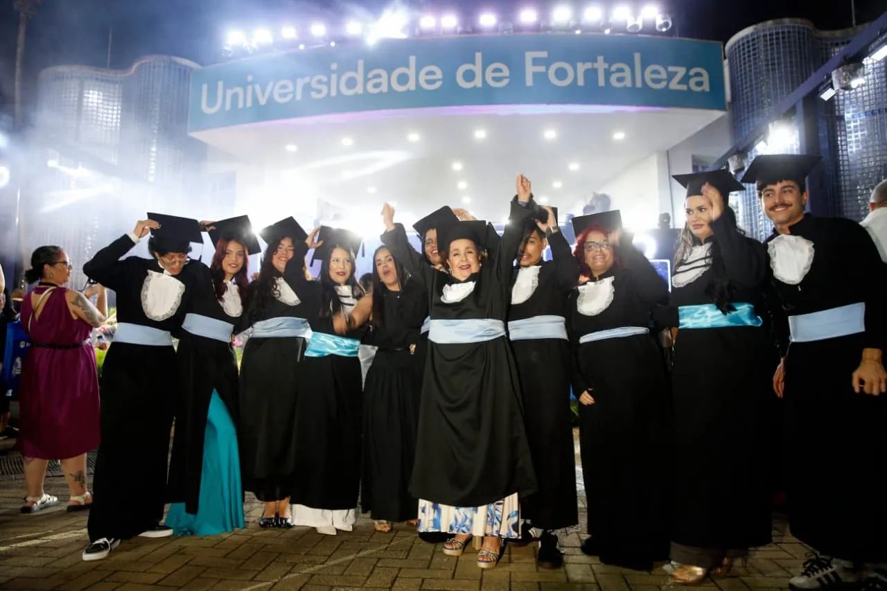 Novos profissionais celebram graduação na Unifor.