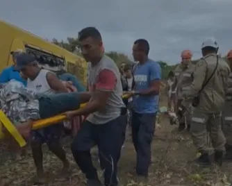 Populares auxiliaram nos primeiros socorros.