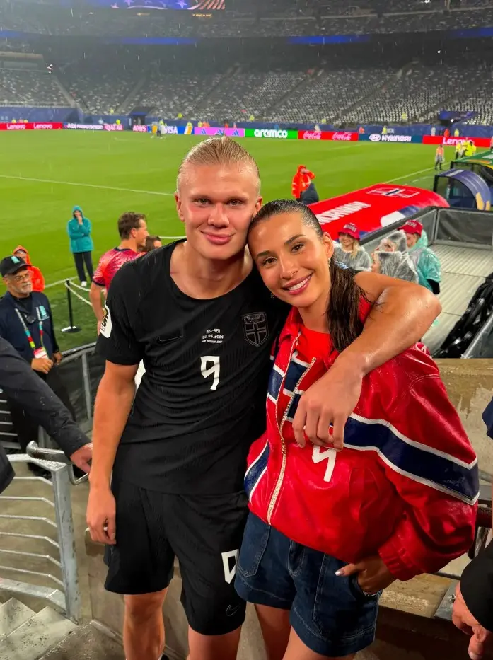 Imagem da notícia Quem é a esposa de Haaland? Mulher de jogador que enfrenta o Brasil também já atuou no futebol