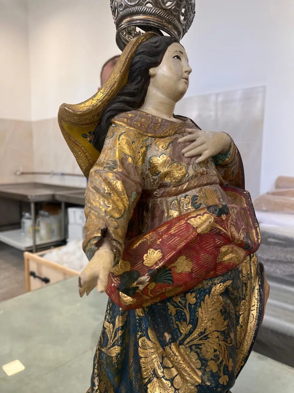 Imagem de Nossa Senhora da Assunção tem pequenas lacunas na veste e em uma das mãos.