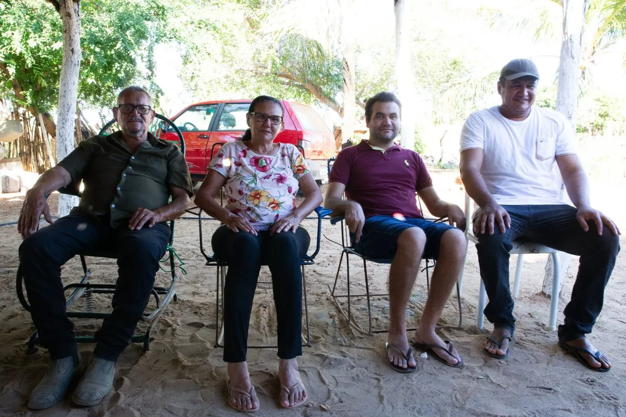 Seu Sidrônio, a esposa e os dois filhos.