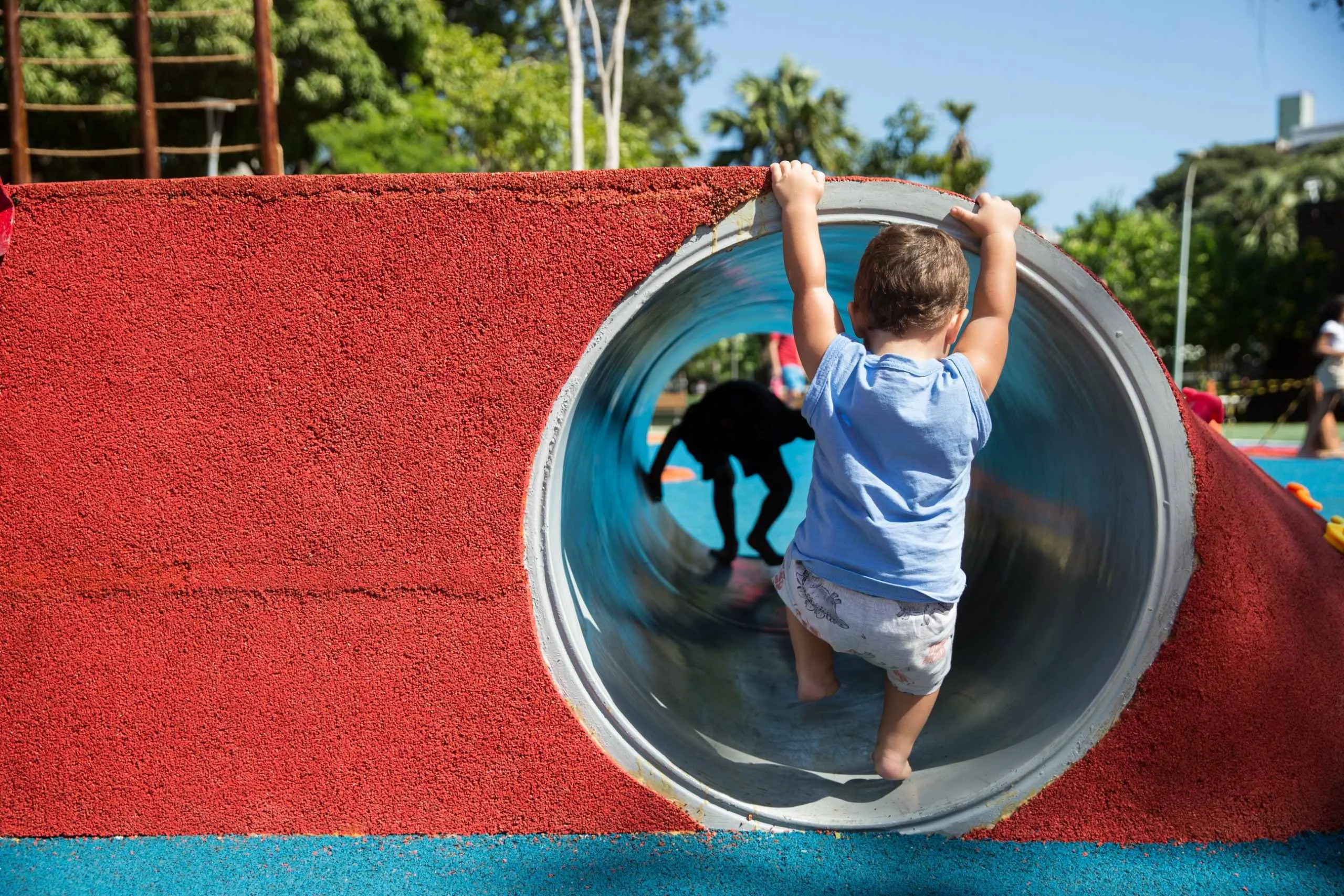 Políticas públicas que permitam a prática esportiva segura e gratuita são fundamentais para uma vida infantil menos sedentária.