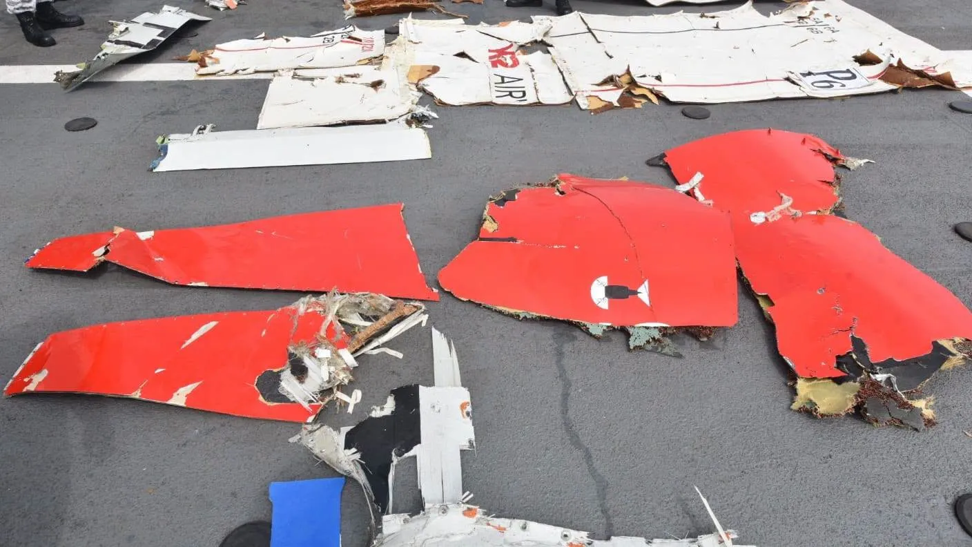 Destroços do avião que caiu perto da costa do Paquistão.