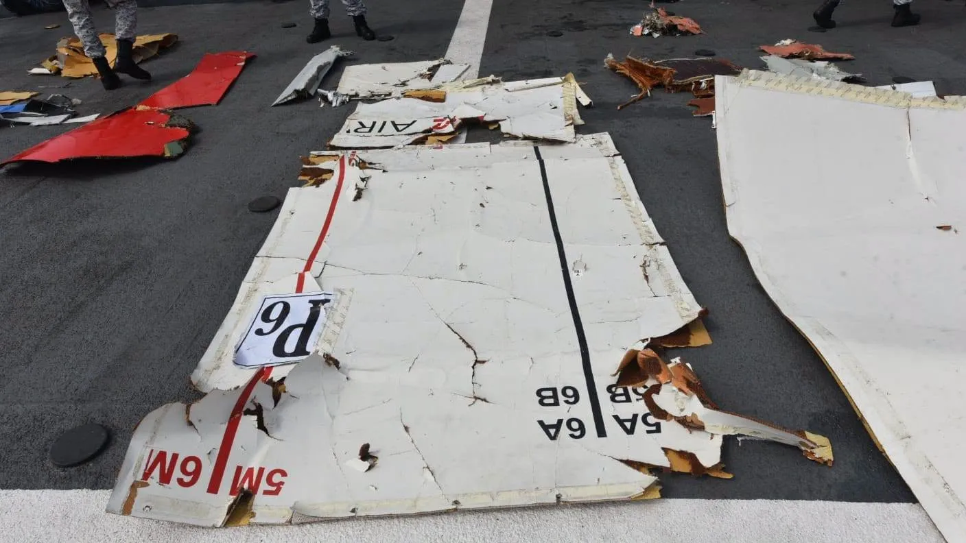 Destroços do Boeing-737 desaparecido no Paquistão.