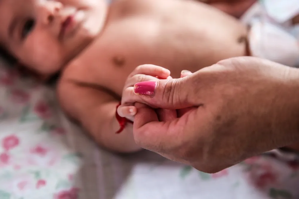 Hospitais públicos se transformaram em residências improvisadas para 15 bebês em situação de vulnerabilidade na Capital, conforme dados do último mês de maio.