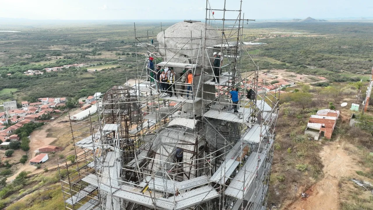 Obra consiste na finalização do revestimento externo do corpo do santo.