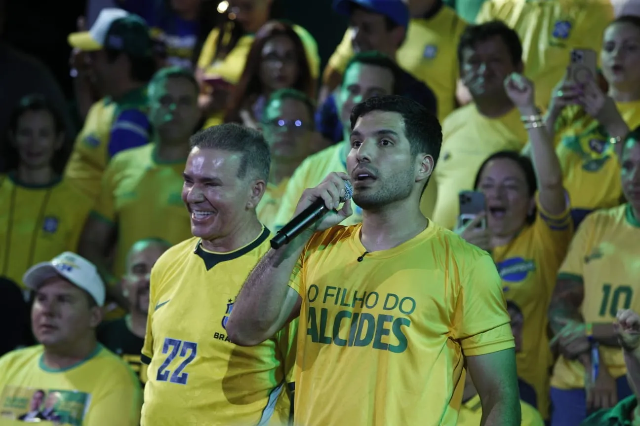 André Fernandes comandou o evento de lançamento da pré-candidatura do pai, Alcides Fernandes.