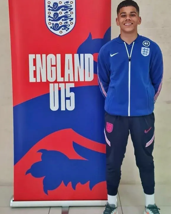 Com chance de atuar por três seleções, Matheos Ferreira já foi convocado para o Sub-15 da Inglaterra