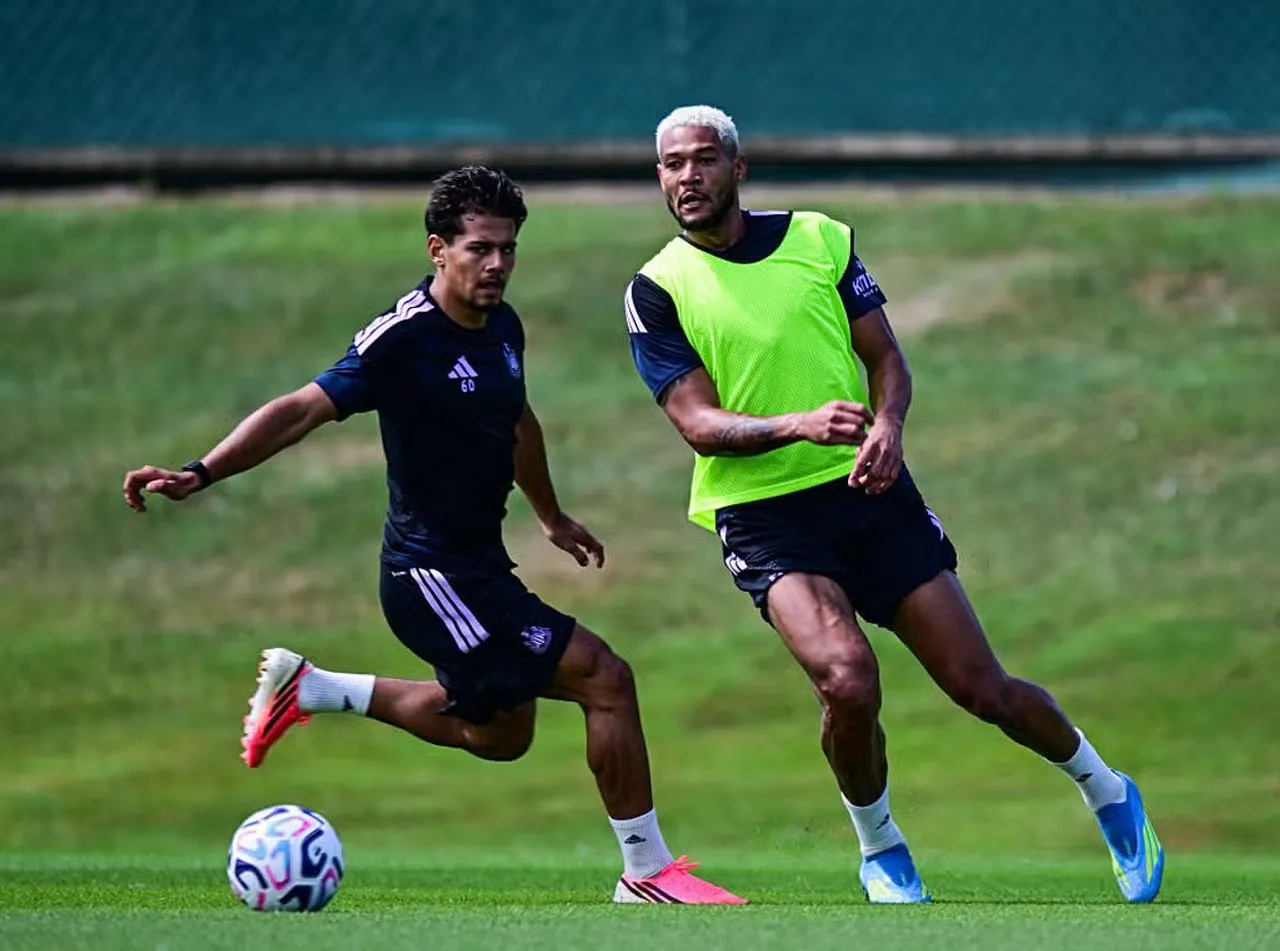 Matheos em ação durate treino do profissional do Newcastle com o volante brasileiro Joelinton