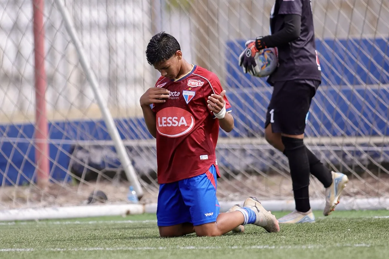 O cearense Cristiano Ronaldo comemora gol pelo Fortaleza no Sub-14