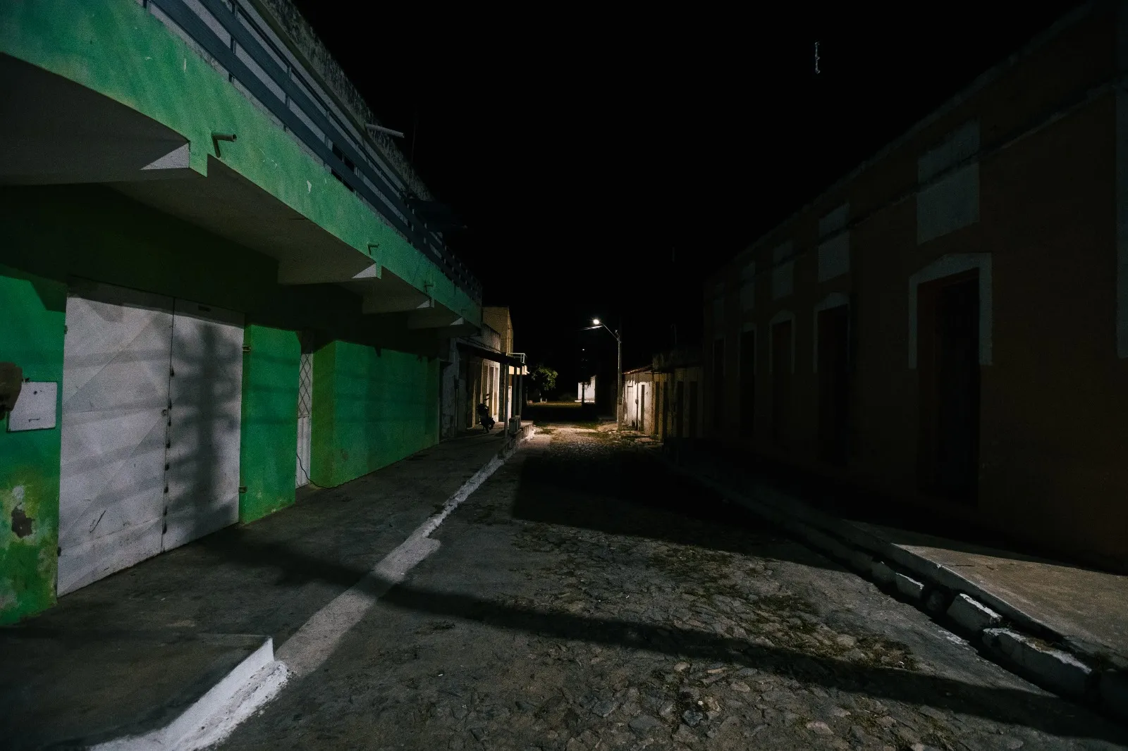 Ainda há ruas vazias, sem casas ocupadas, mas o movimento de moradores permanece ao longo do distrito.