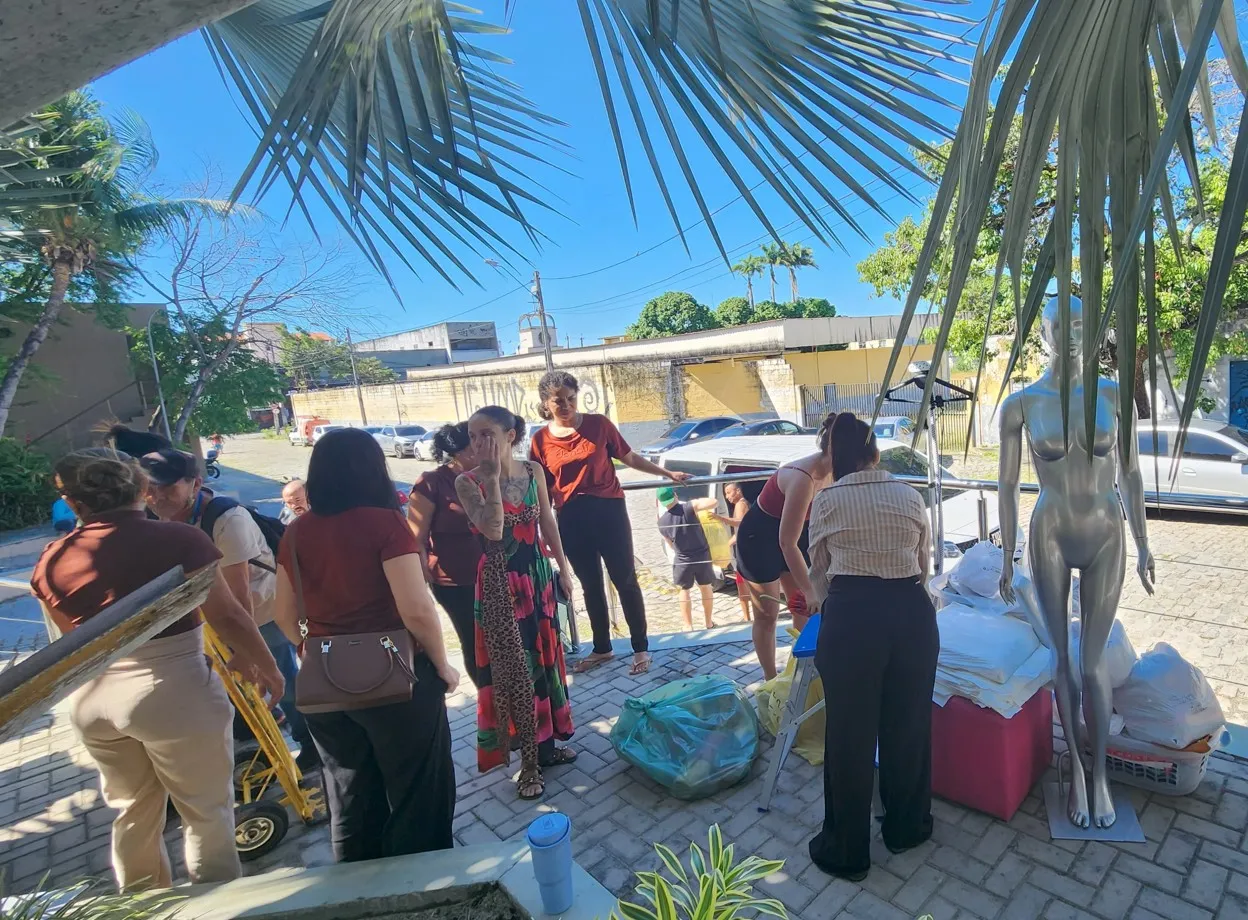 Comerciantes conseguem resgatar parte de mercadoria em loja.