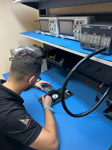 O foco é a validação em órbita de um Computador de Bordo Robusto (ROBC) e de Códigos de Correção de Erros (ECCs) adaptativos, essenciais para a nova era da exploração espacial.
