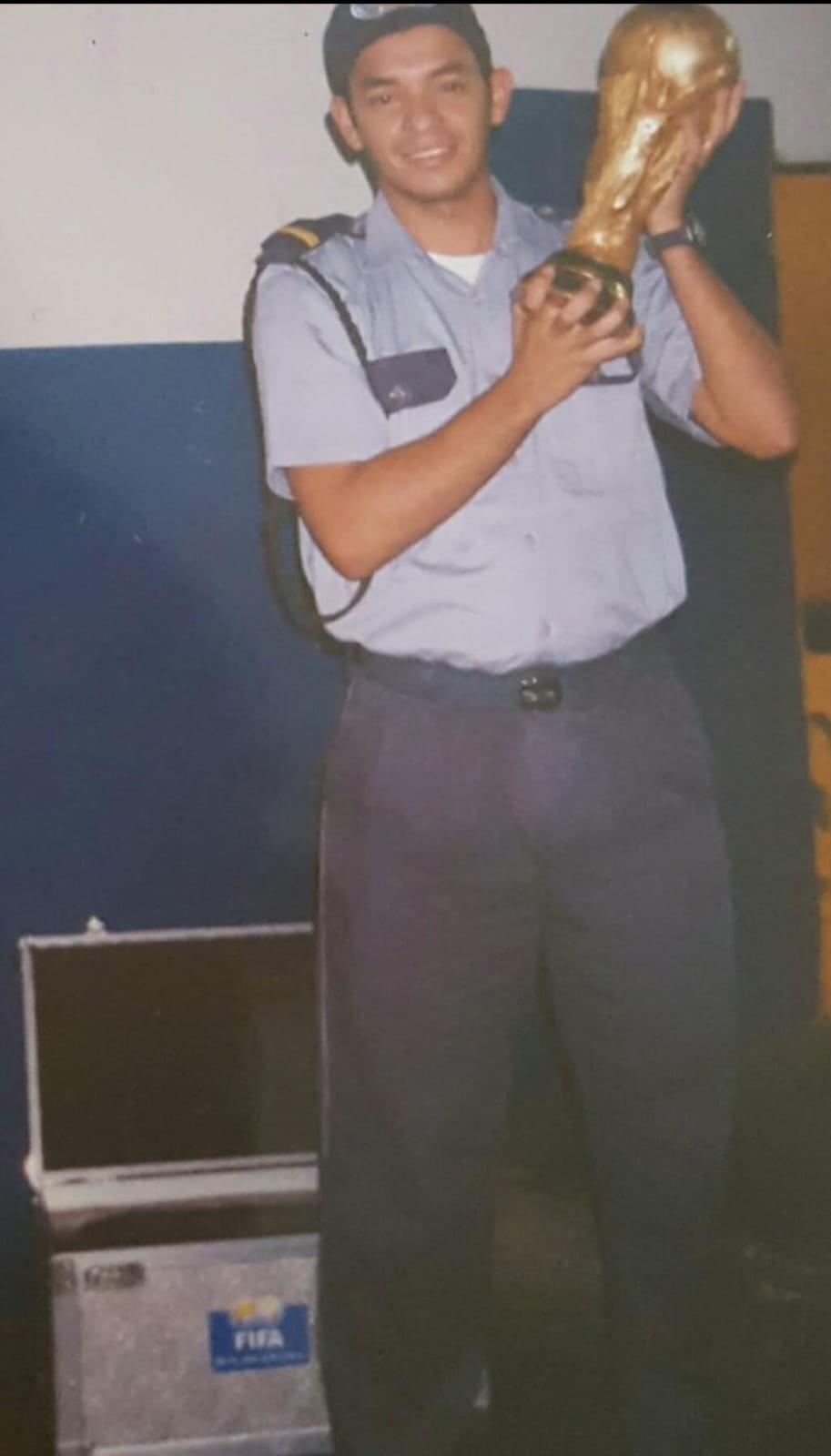 Maurício mostra orgulhoso a taça do penta do Brasil