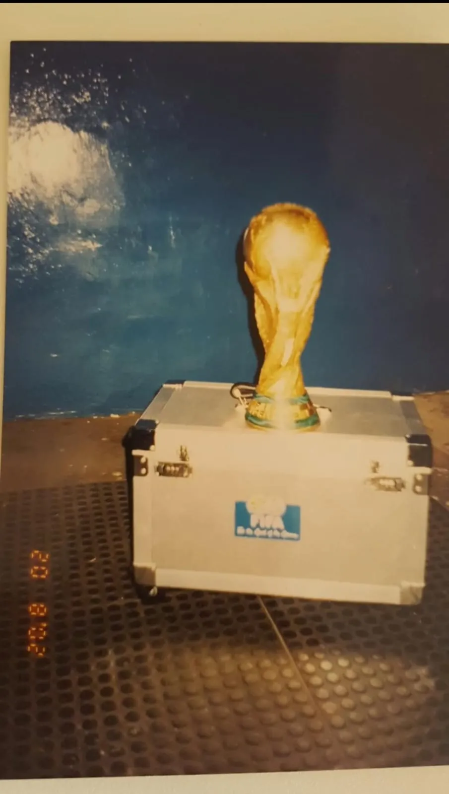 'Daria a vida por essa taça': cearense recorda missão de proteger o troféu do pentacampeonato