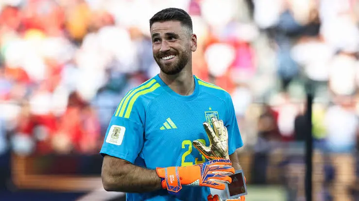 Unai Simón segura prêmio de Luva de Ouro da Fifa