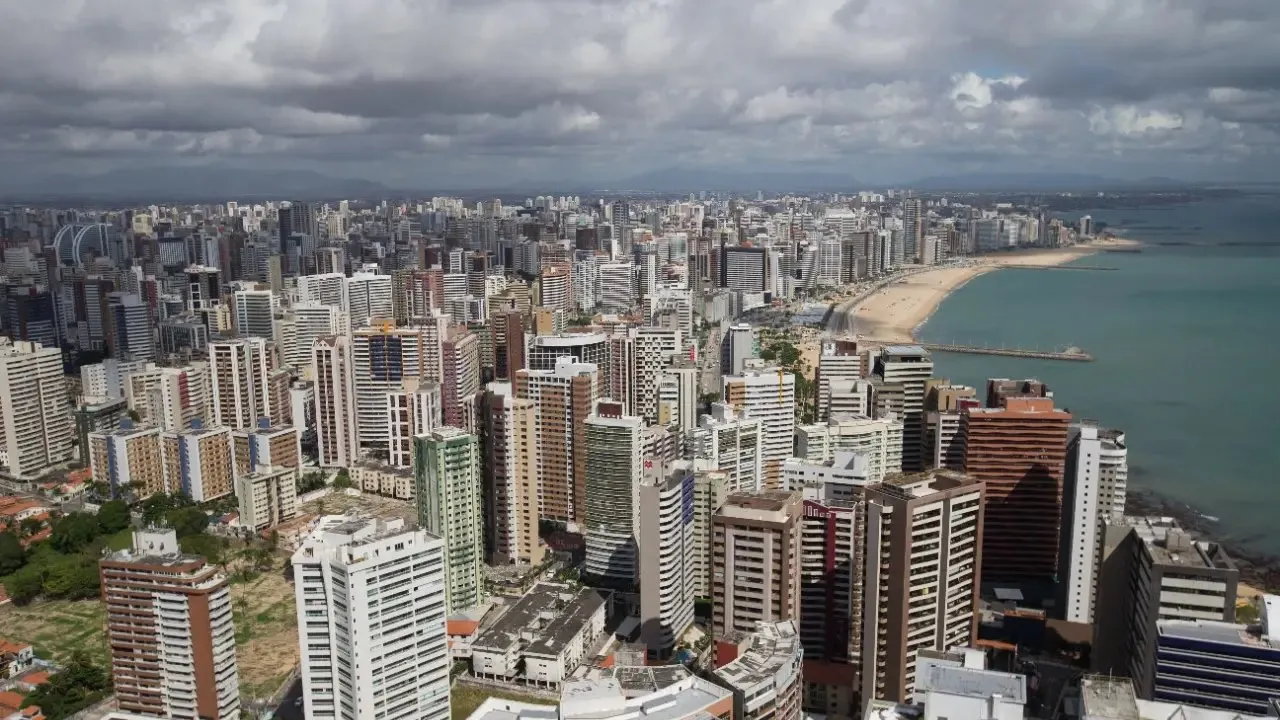 Regramento mais efetivo para construção de novos edifícios é uma das soluções destacadas por estudioso para atenuação do calor.