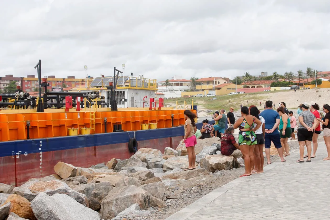 População se reuniu em cima do espigão e na faixa de areia para observar a estrutura flutuante.