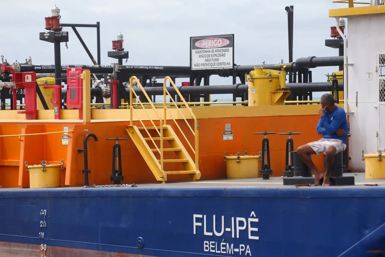 Uma placa na estrutura flutuante indica que ela pode carregar materiais inflamáveis. Informações não foram confirmadas pelas empresas.