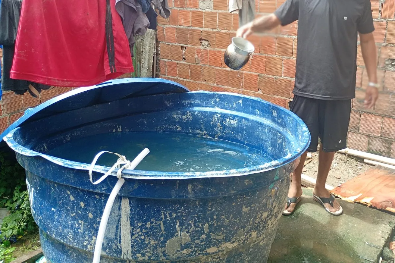 Caixa d'água possuía restos de resíduos de construção civil.