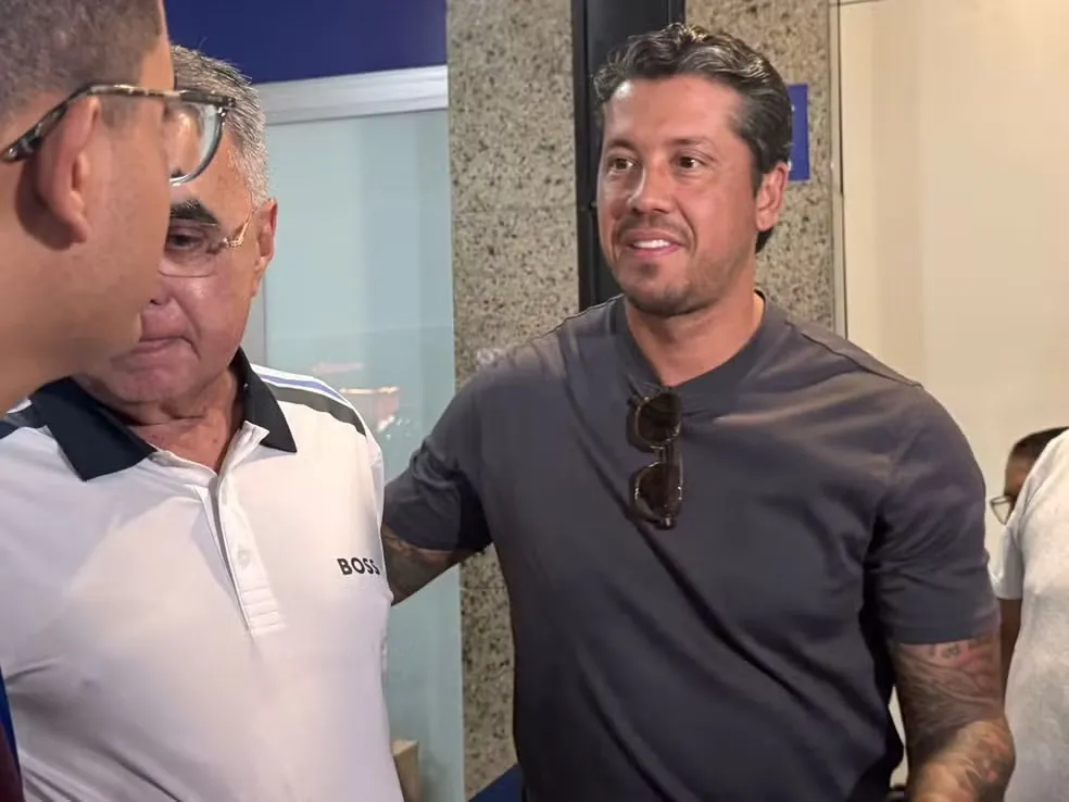 Carpini é recebido no Aeroporto de Fortaleza.