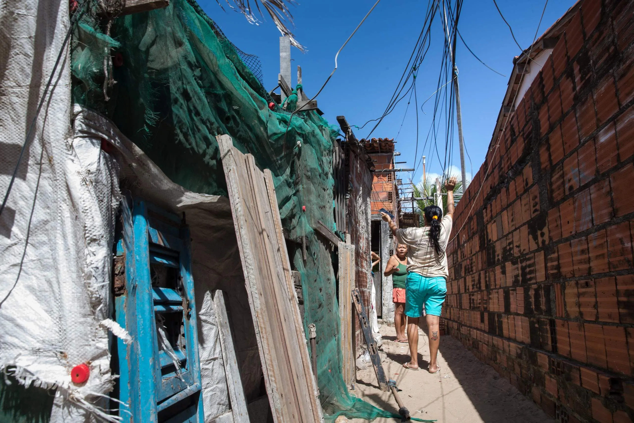 Problemas de eletricidade, acesso a saneamento e esgotamento sanitário e desgastes infraestruturais nas residências da Deus é Fiel são relatados por moradores à reportagem.