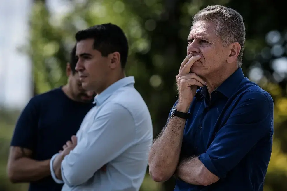 Paulo Autuori ao lado de Pedro Martins em ação