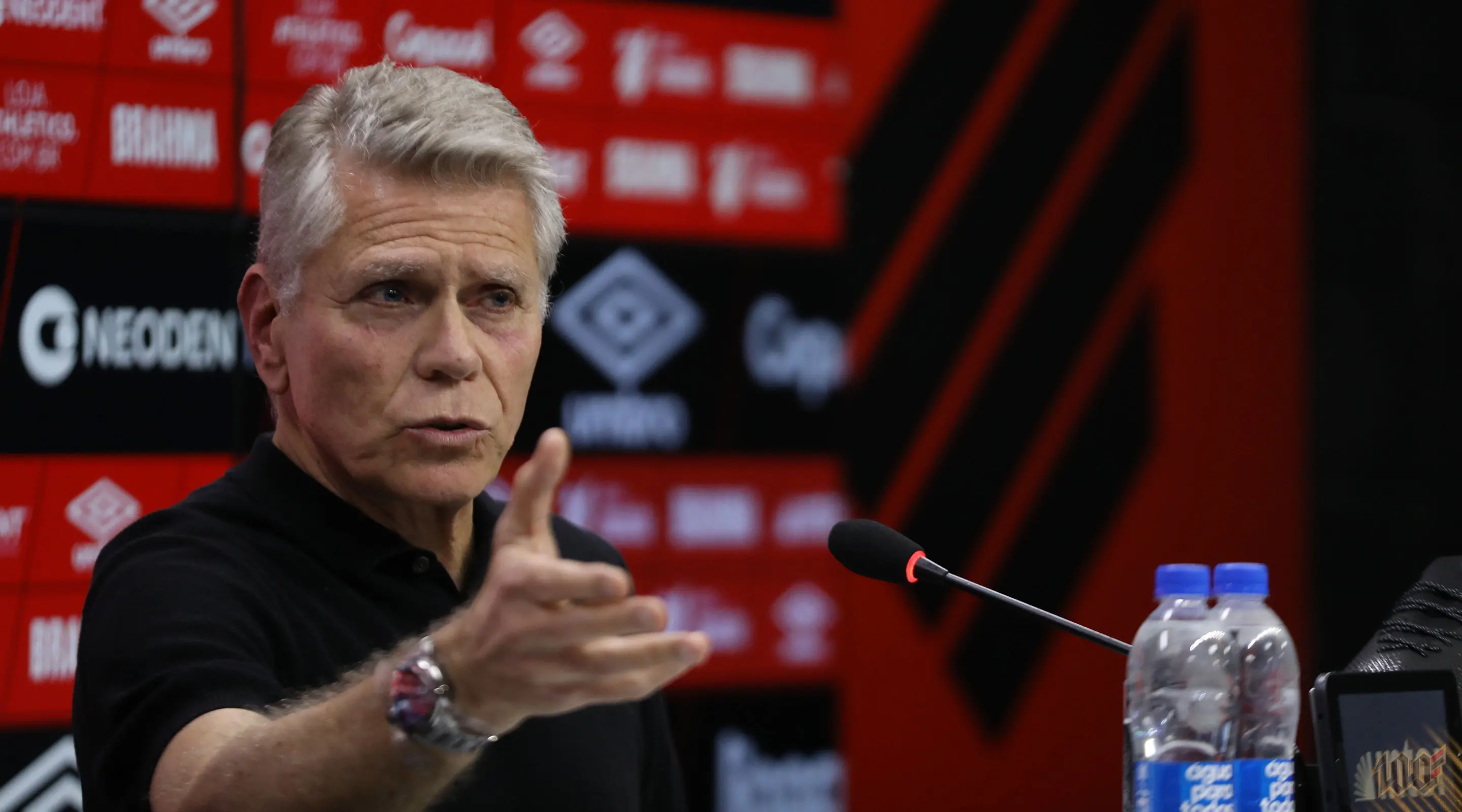 Paulo Autuori em ação pelo Athletico-PR